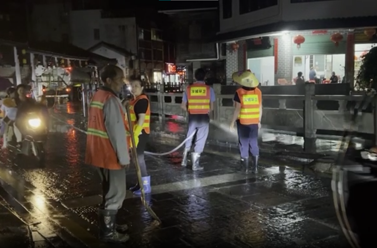 降雨过后 汝城环卫昼夜奋战恢复市容