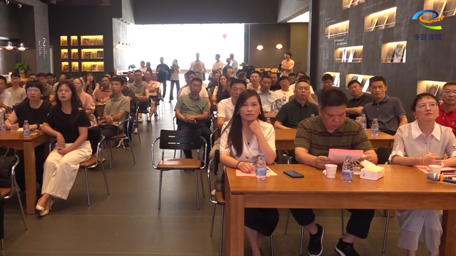 我县举办“师道书香·共育未来”教师阅读分享会