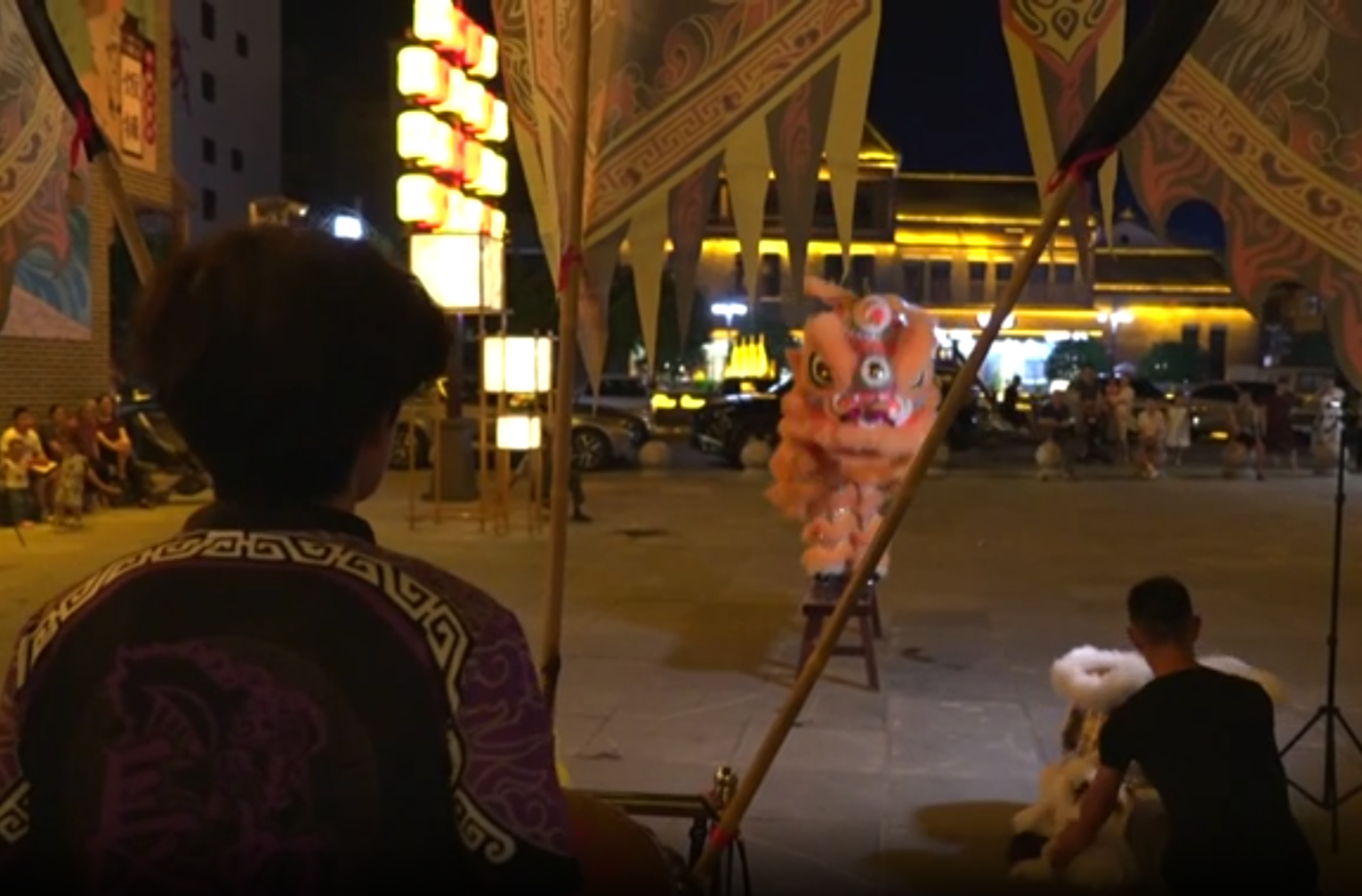 老街夜色中的“小狮子”