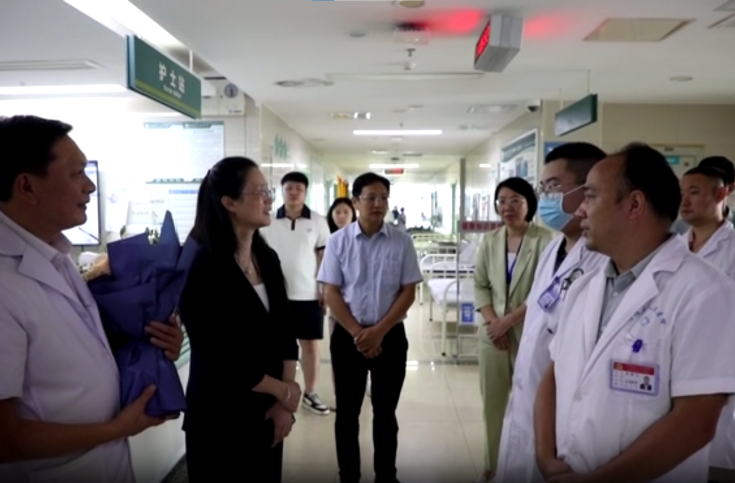 “医路同行” 我县开展医师节走访慰问