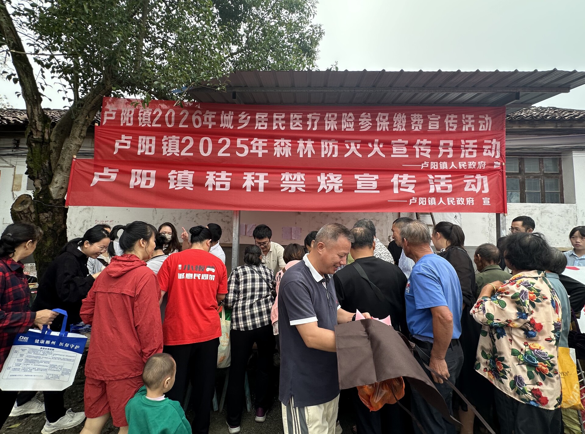 巧借圩日“烟火气”，政策宣传“零距离”