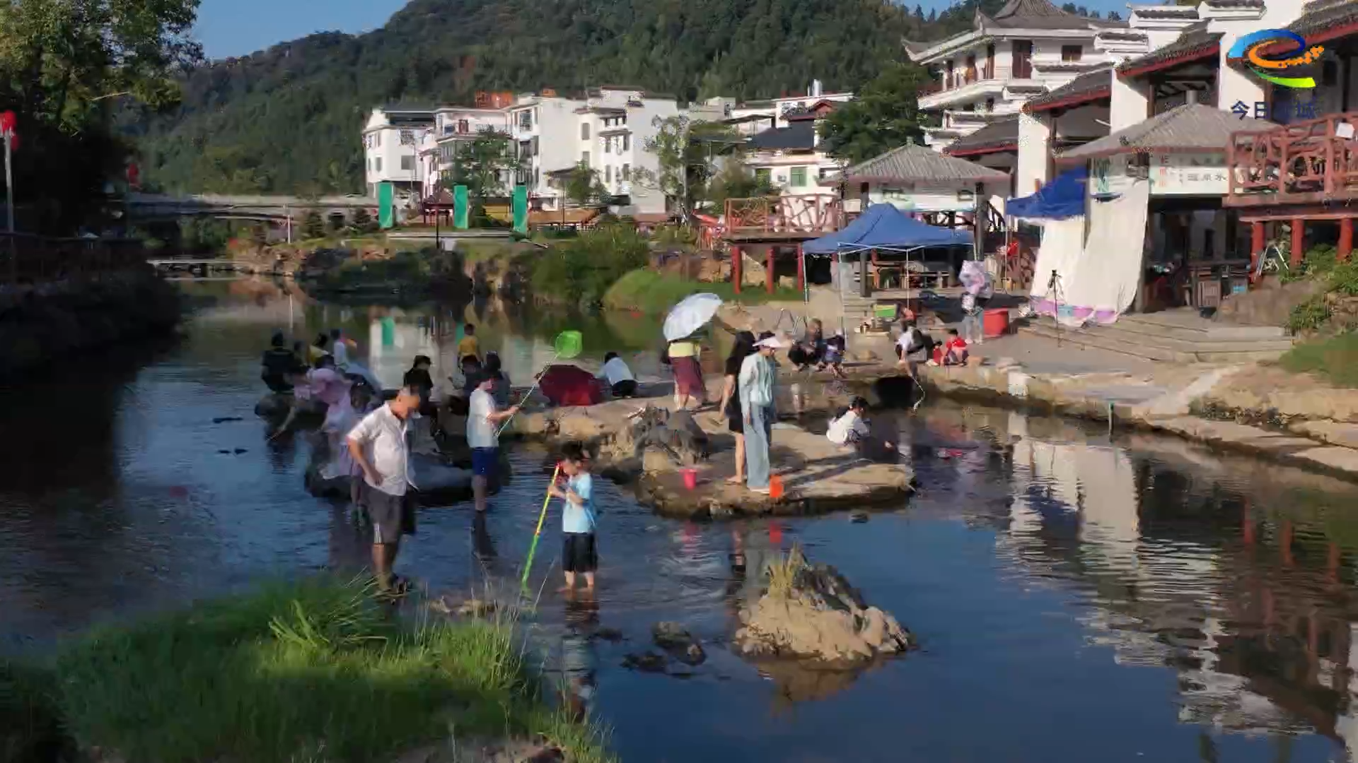 温泉有温度 服务有温情 非遗“汝城香火龙”舞动景区节日假期热潮