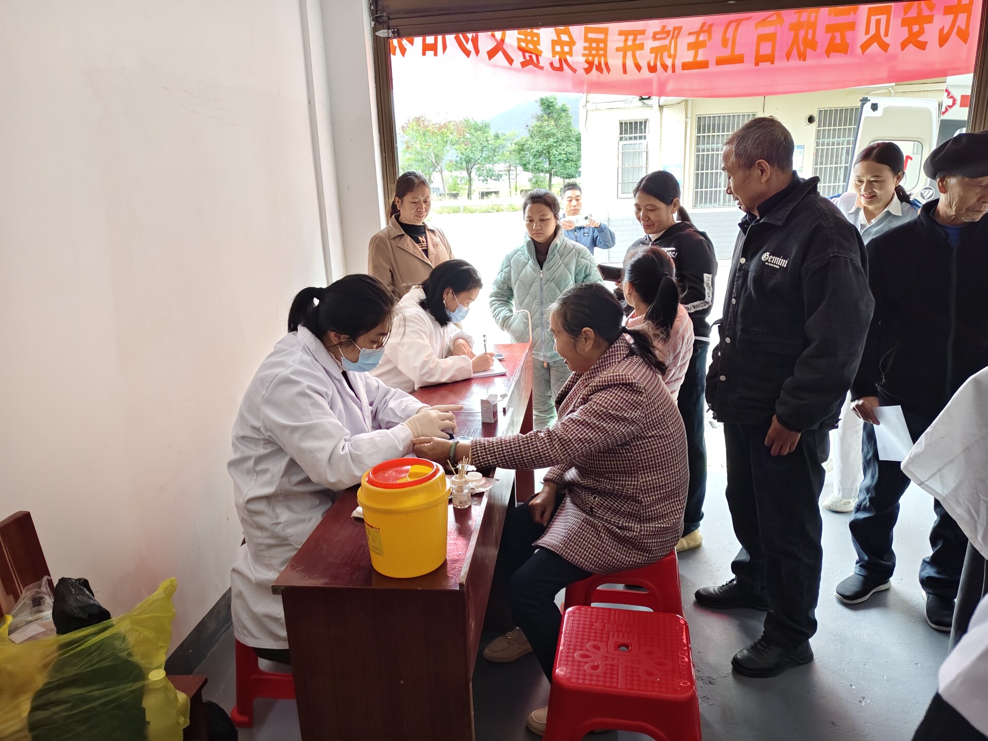 井坡社区义诊送健康，便民服务暖民心