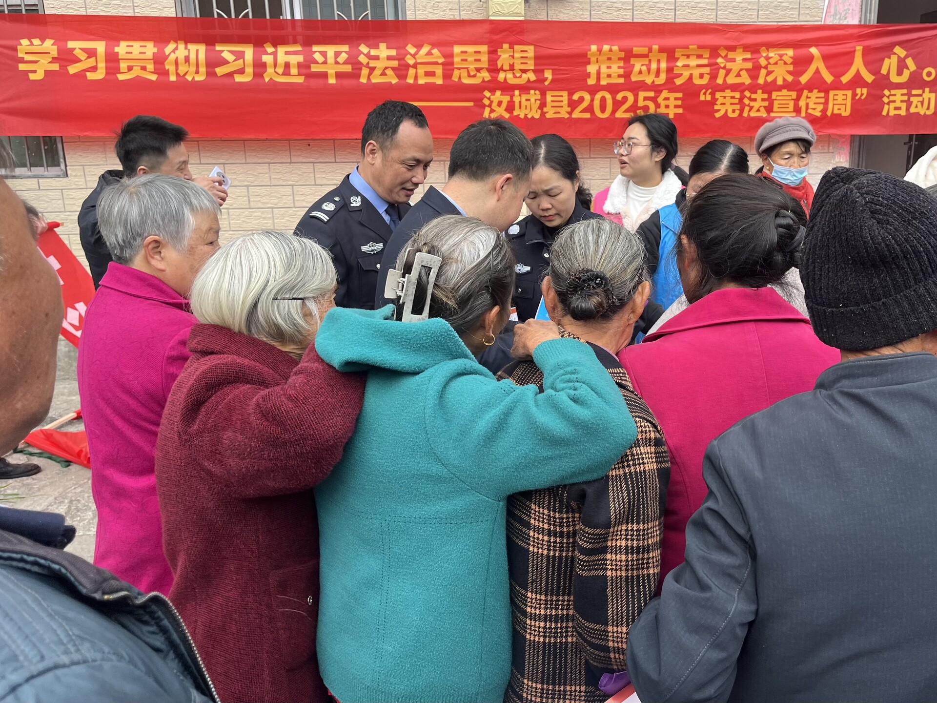 汝城县井坡镇：热闹集市话法治，宪法精神入民心