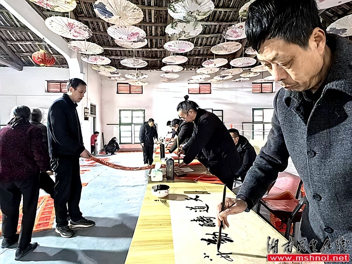 泉水镇：“赠福送春联”惠民暖人心