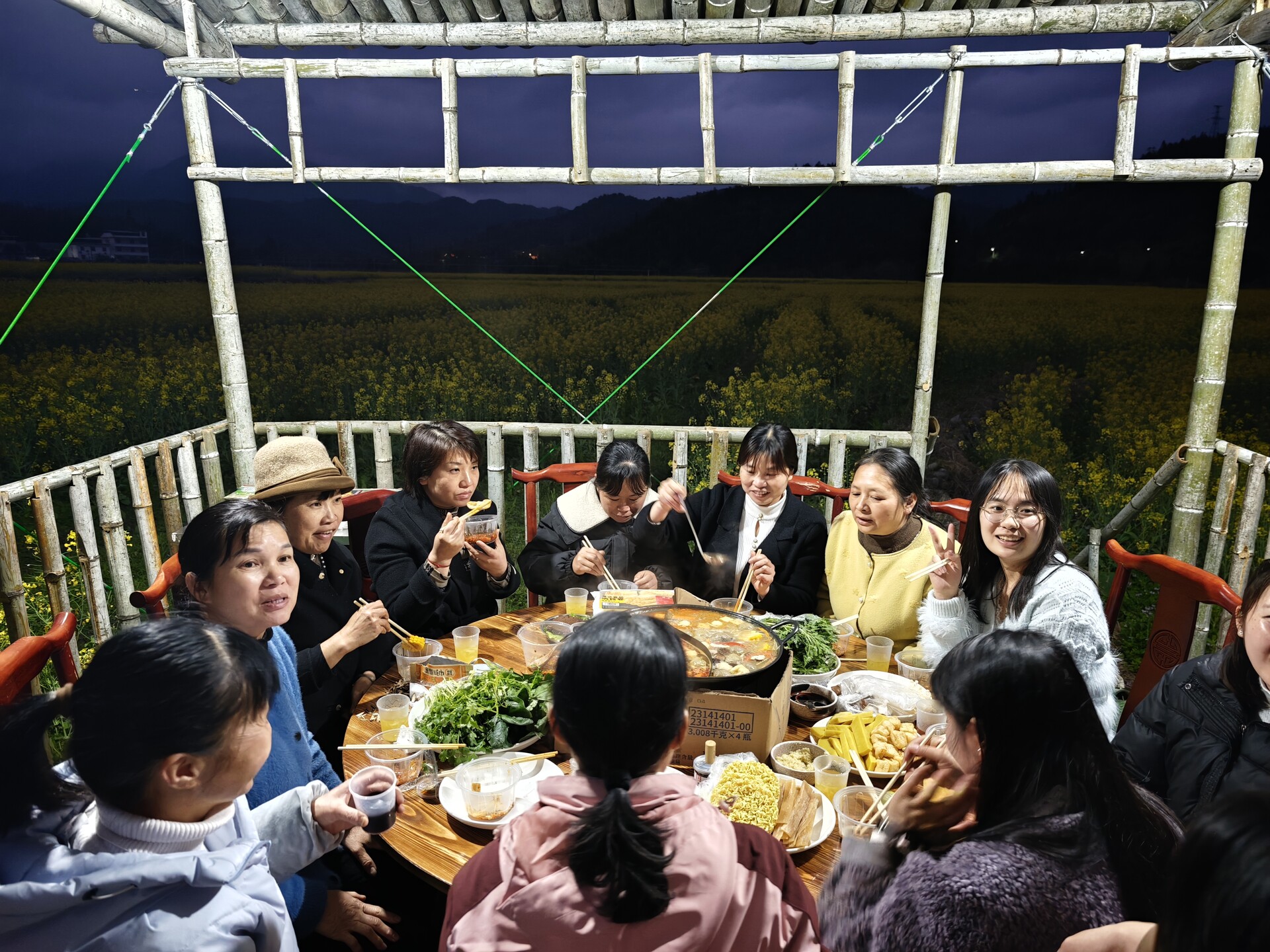 在花海里涮火锅！热水镇油菜花海解锁春日新玩法