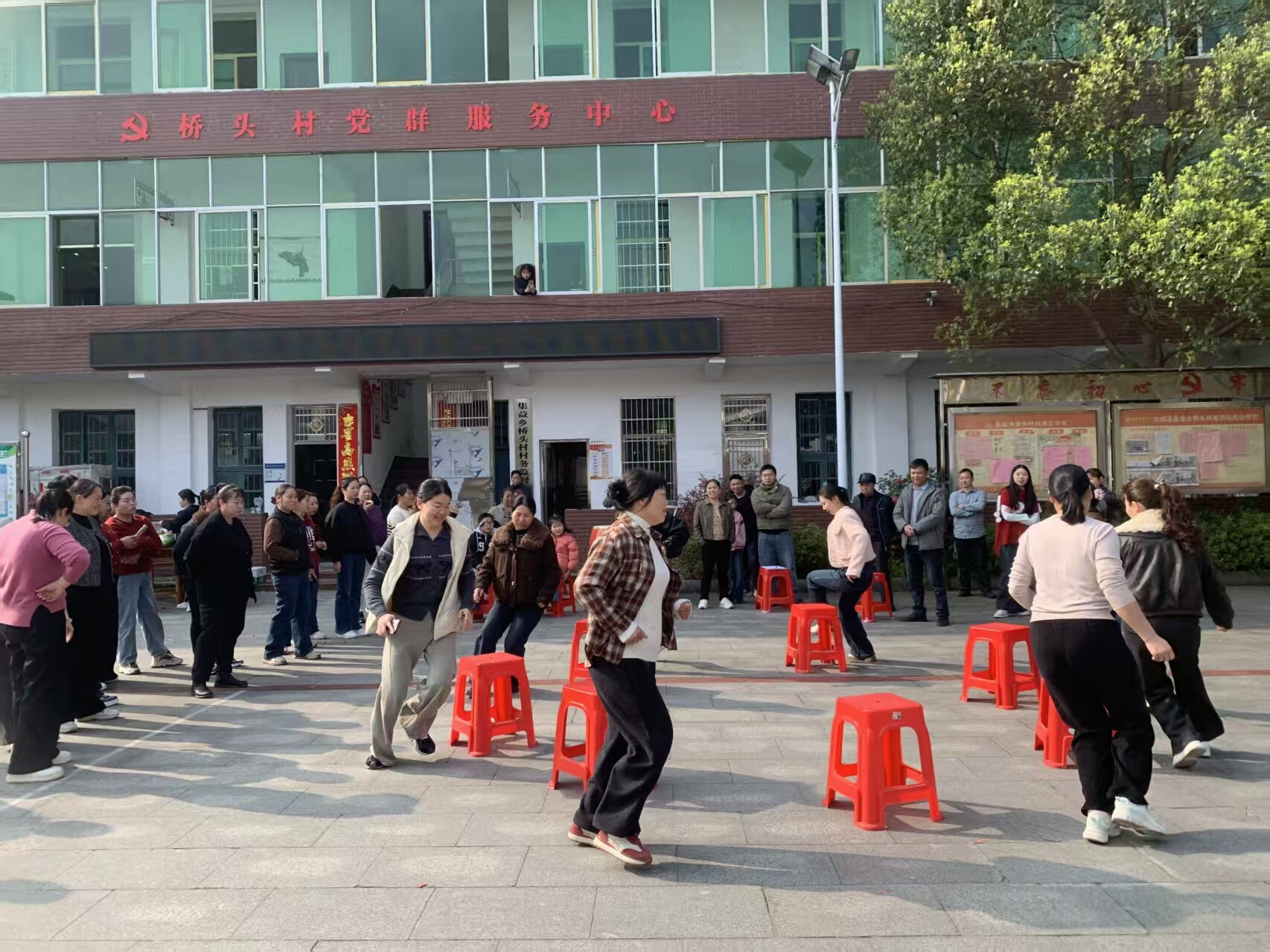 巾帼绽芳华 服务暖民心——桥头村党群服务中心绘就乡村幸福画卷
