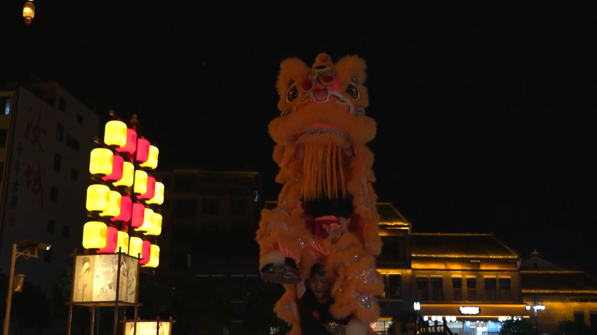 老街夜色中的“小狮子”