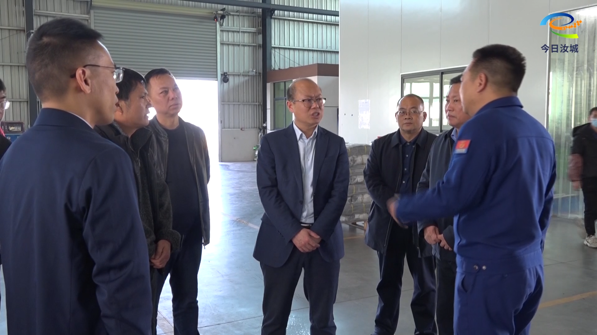 靠前服务 现场办公 全力营造尊商重商亲商浓厚氛围