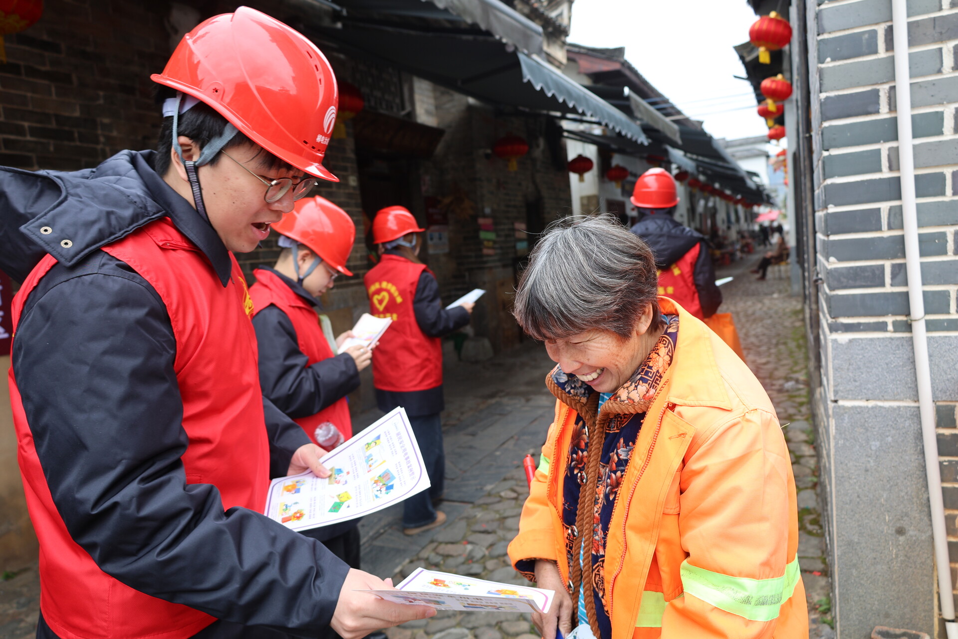 郴电国际汝城分公司：“红马甲”穿梭沙洲村 电力雷锋上门“送光明”