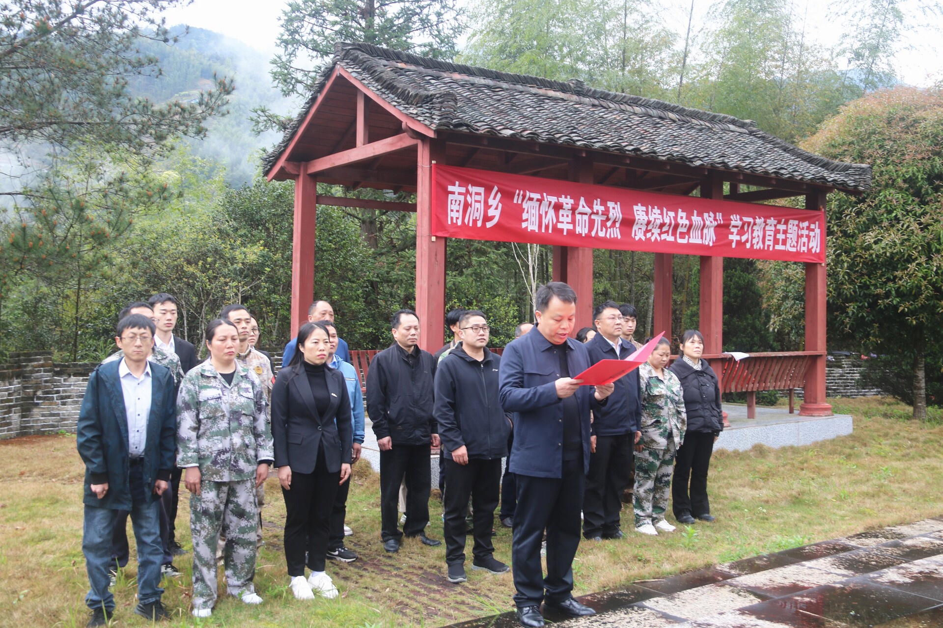 南洞乡开展西边山革命老区清明祭英烈活动