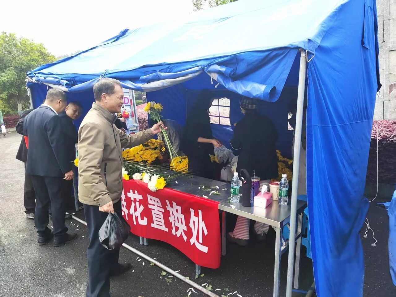 文明祭扫寄哀思 平安有序度清明