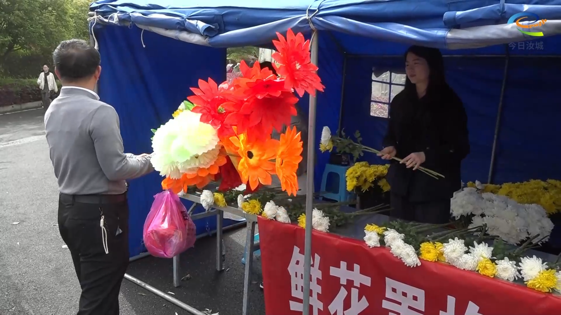 鲜花换塑料花 文明祭扫更“清明”