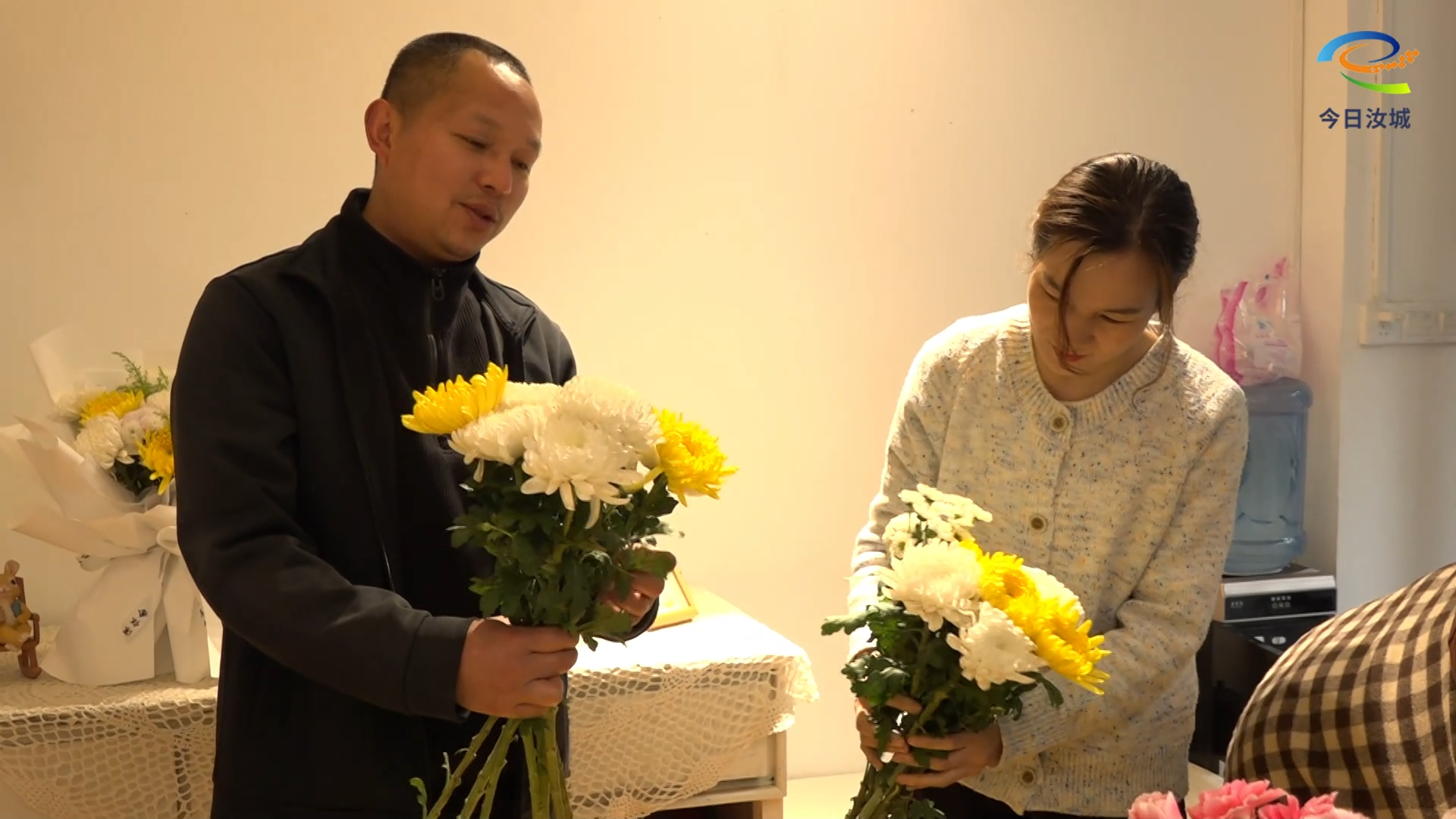清明时节鲜花俏 文明祭扫新风尚