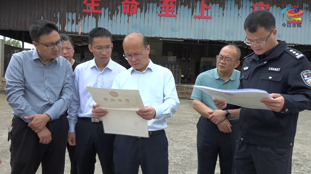 文建军督导检查危化品和烟花爆竹安全：全面排查隐患 筑牢安全防线