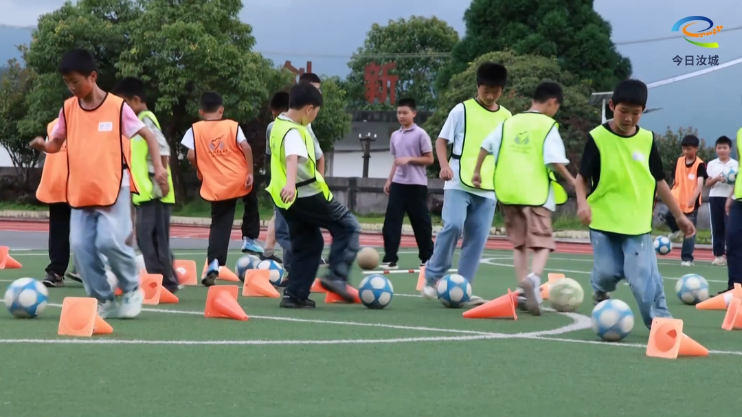 青山围出绿茵场 汝城少年脚下自有风