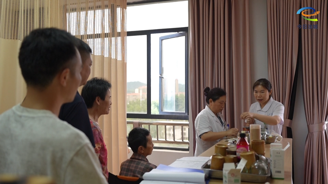县中医医院三伏贴受市民青睐