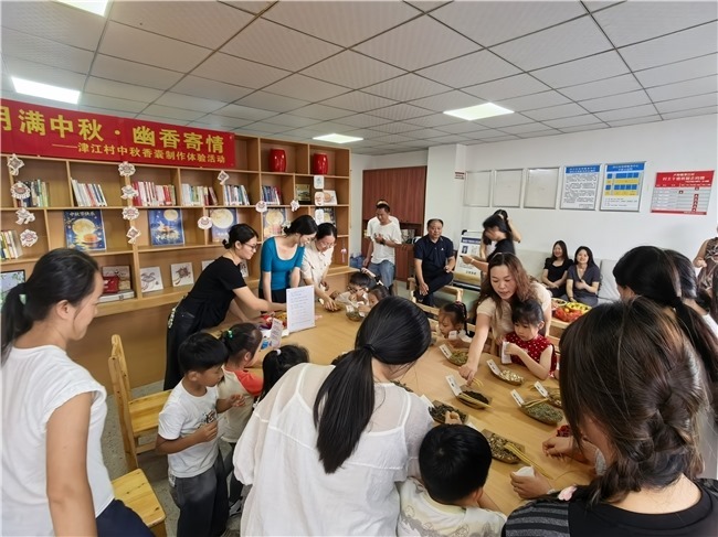 卢阳镇津江村开展非遗体验活动喜迎中秋