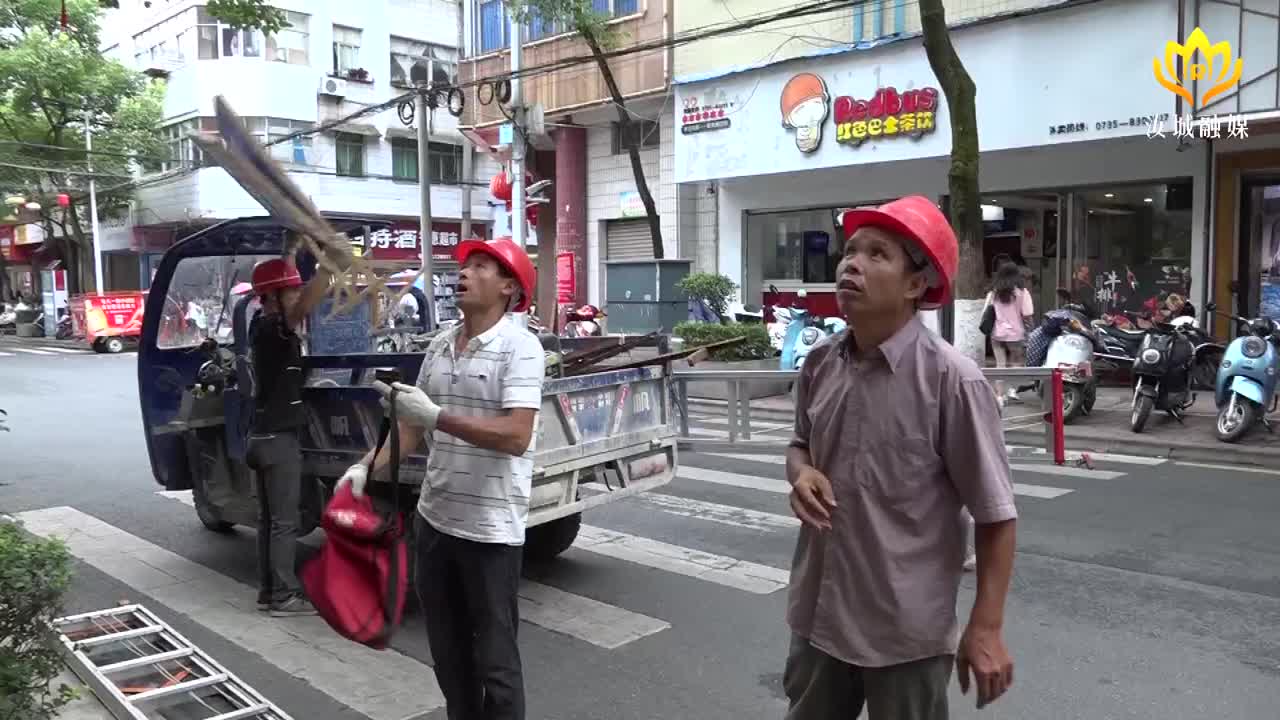 县城管局拆除安全隐患广告牌 保障群众出行安全