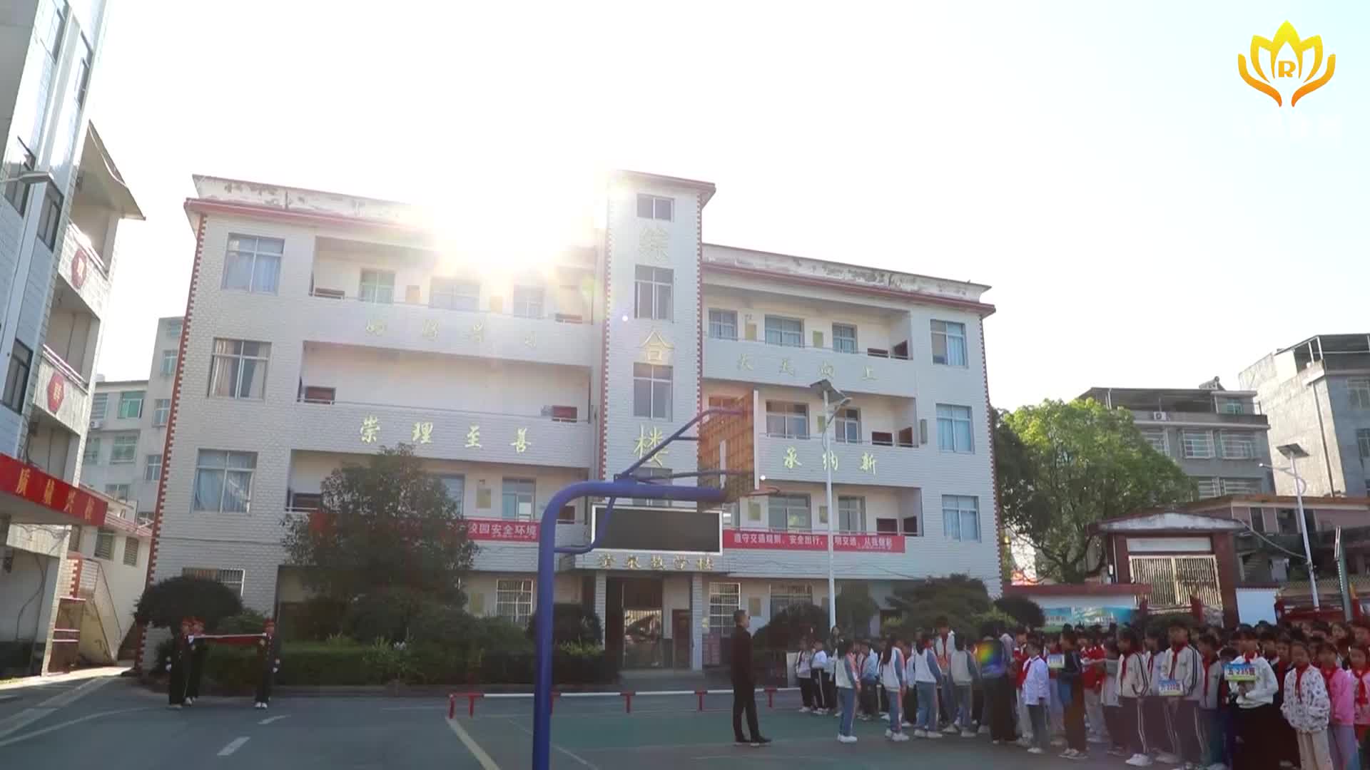 土桥镇中心小学举行“向国旗敬礼”活动  把“红色种子”植入青少年心田