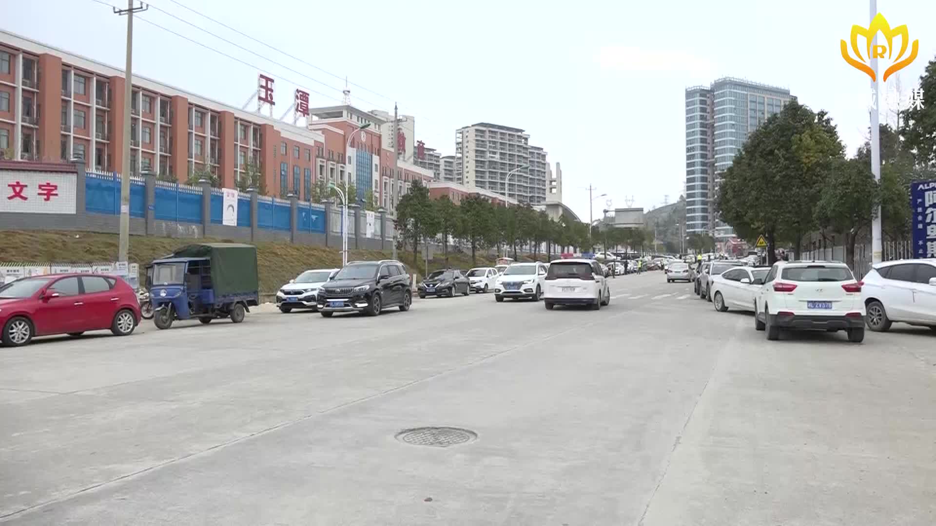 县交警大队为学校离校保驾护航