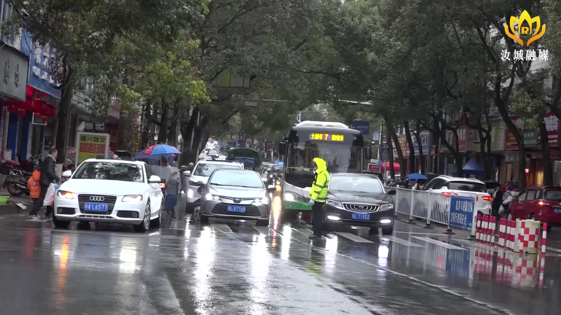 保畅通 护安全 春节临近交警守护