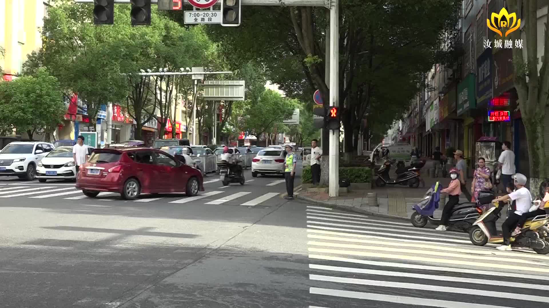 汝城交警站好“高峰岗”   全力疏导保畅通