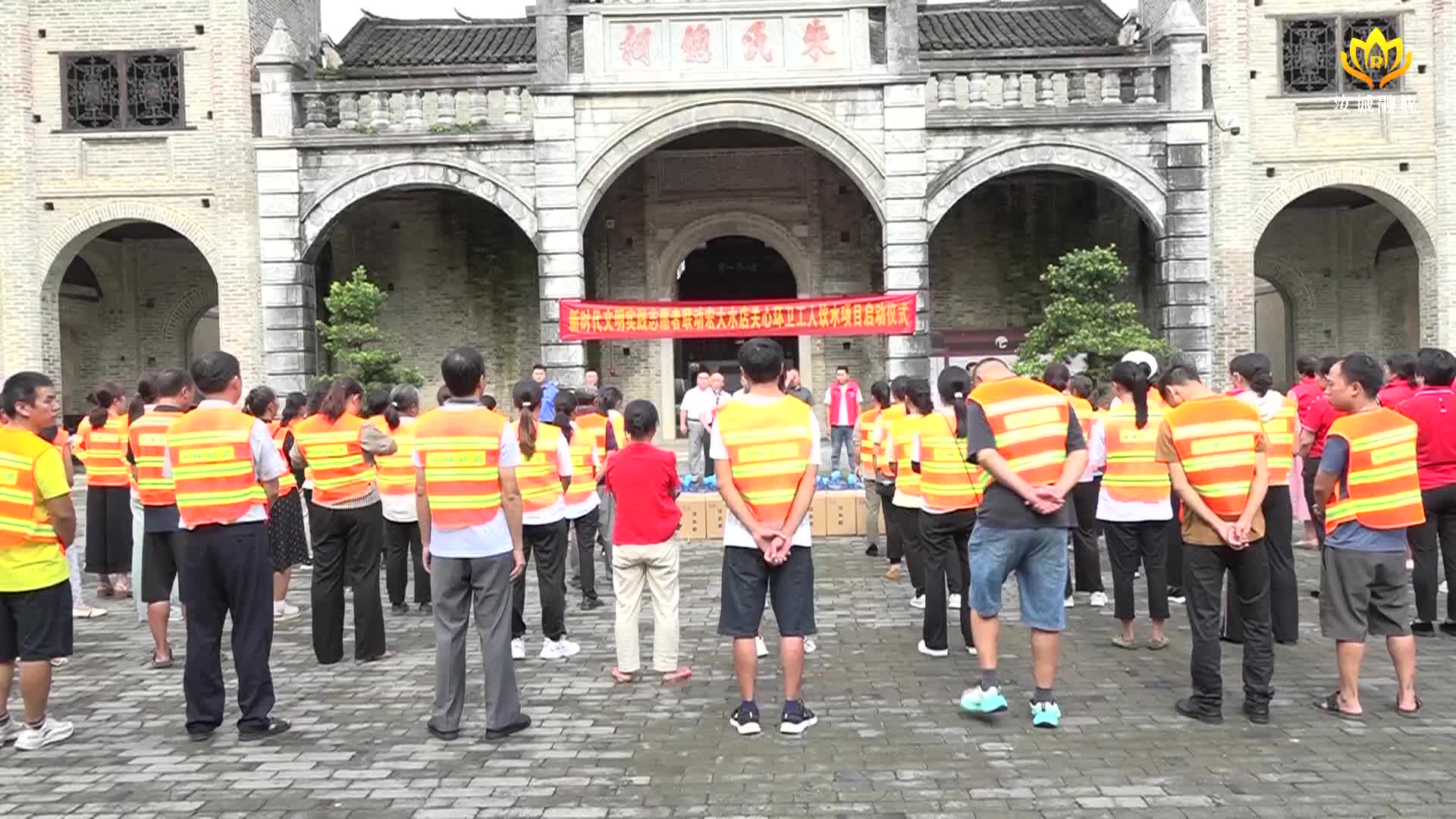 我县志愿者联动爱心企业关心环卫工人饮水项目正式启动