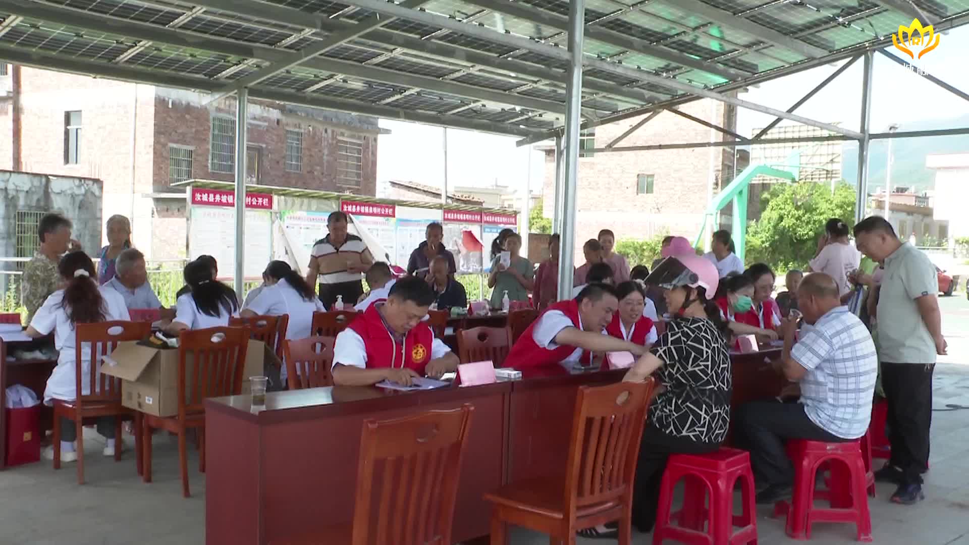 义诊进乡村 服务暖民心