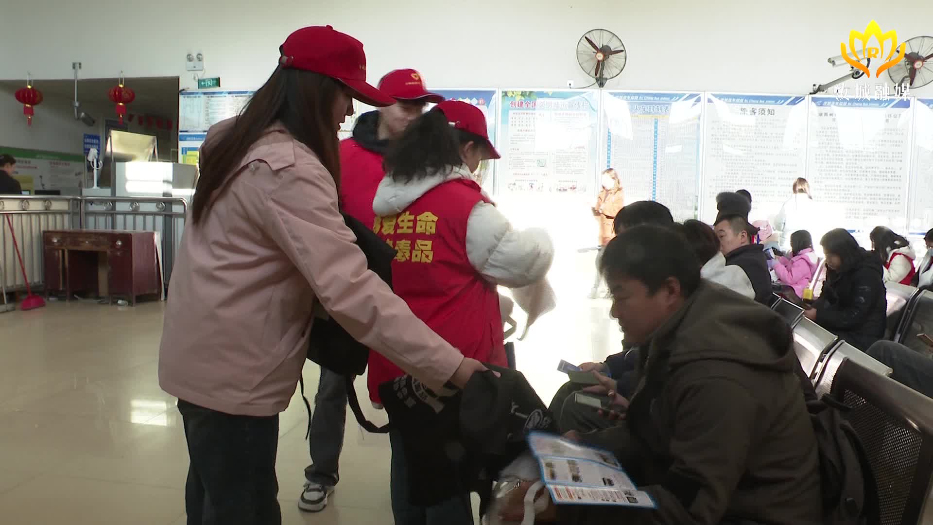 禁毒宣传保平安 护航春运不“毒”行