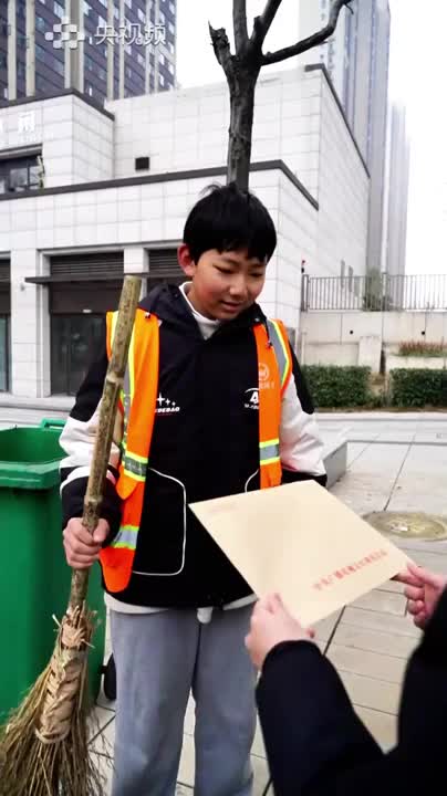 初中生带环卫工妈妈看春晚