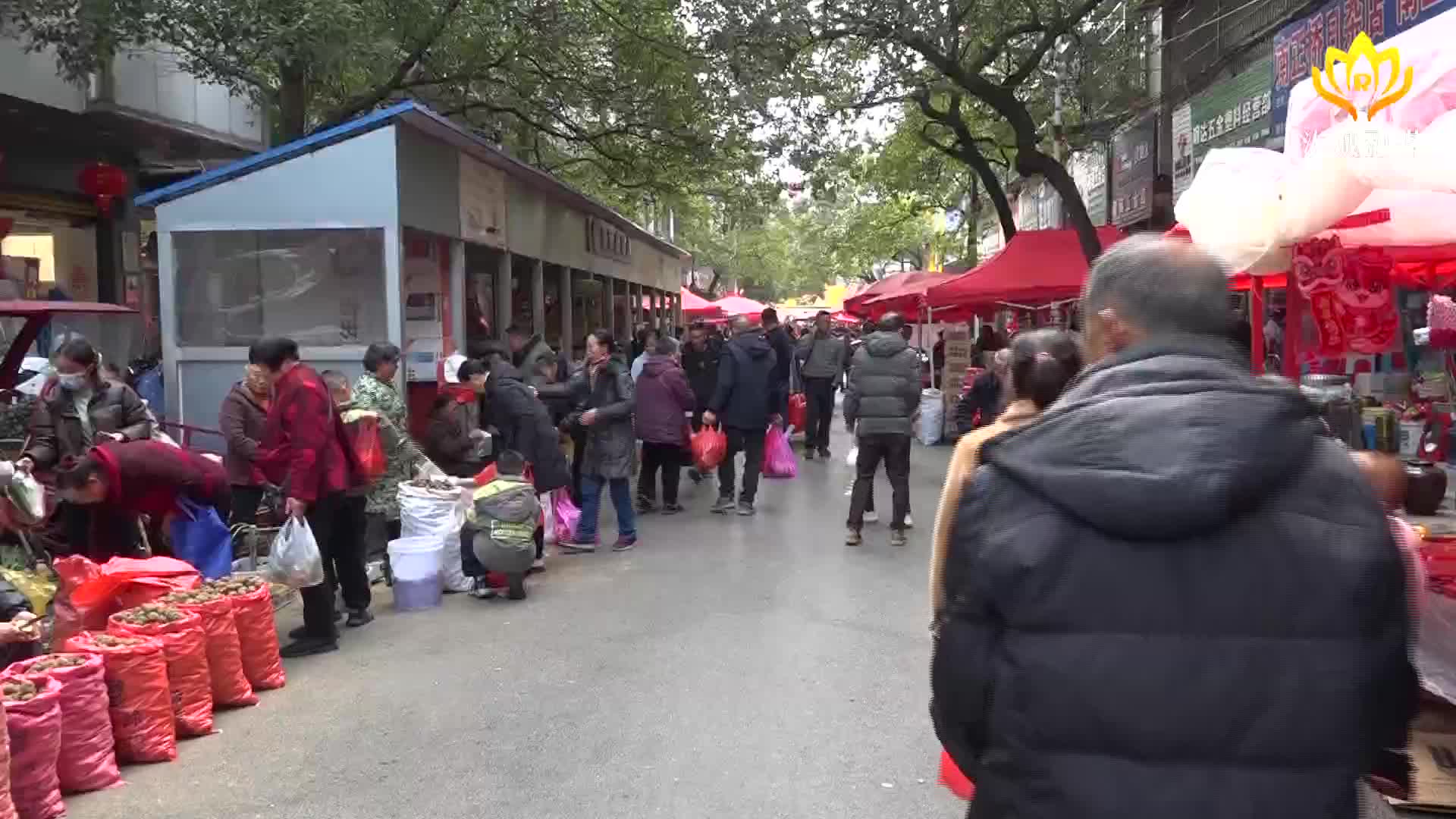 群众采购忙 汝城交警全力保畅通