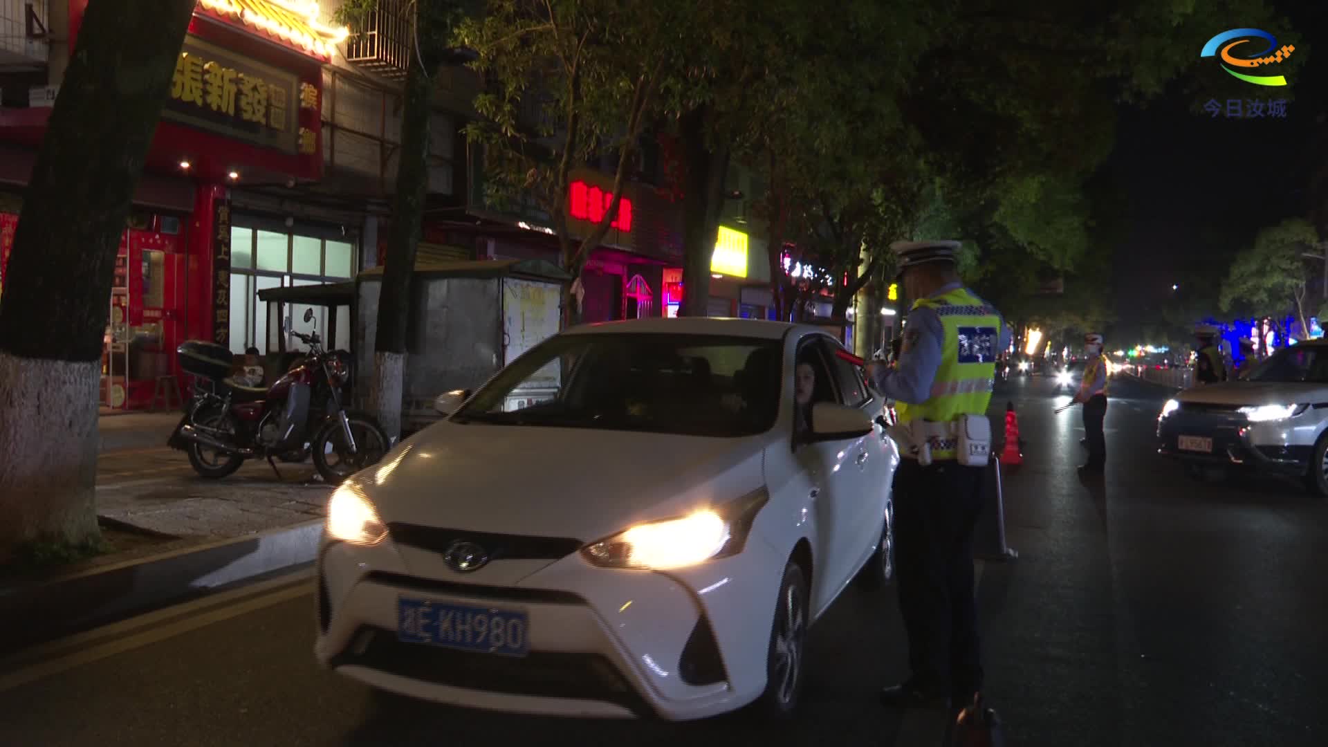 夜查酒驾“不停歇”守护平安“警”相随