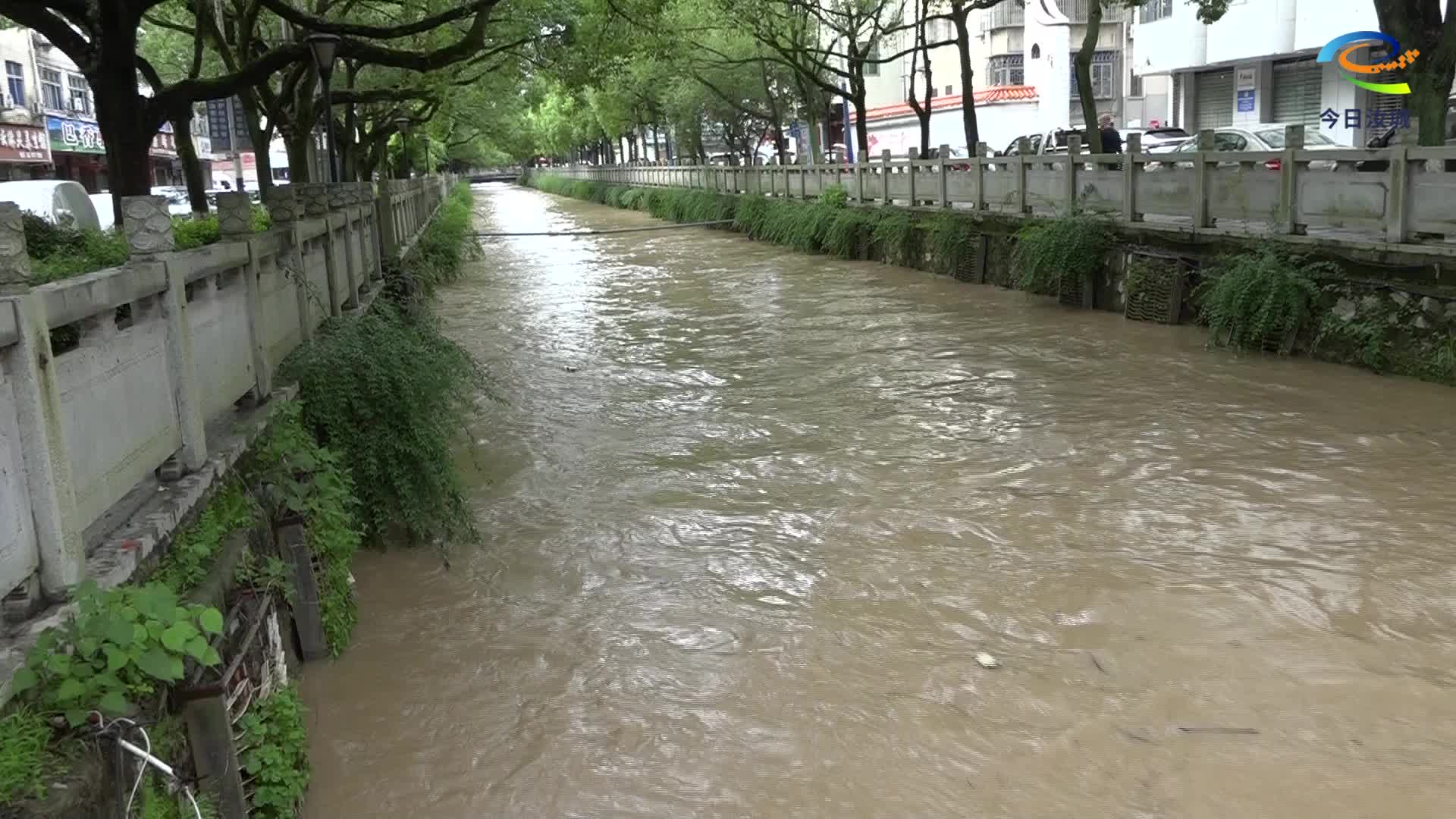 县城管局坚守一线应对汛情