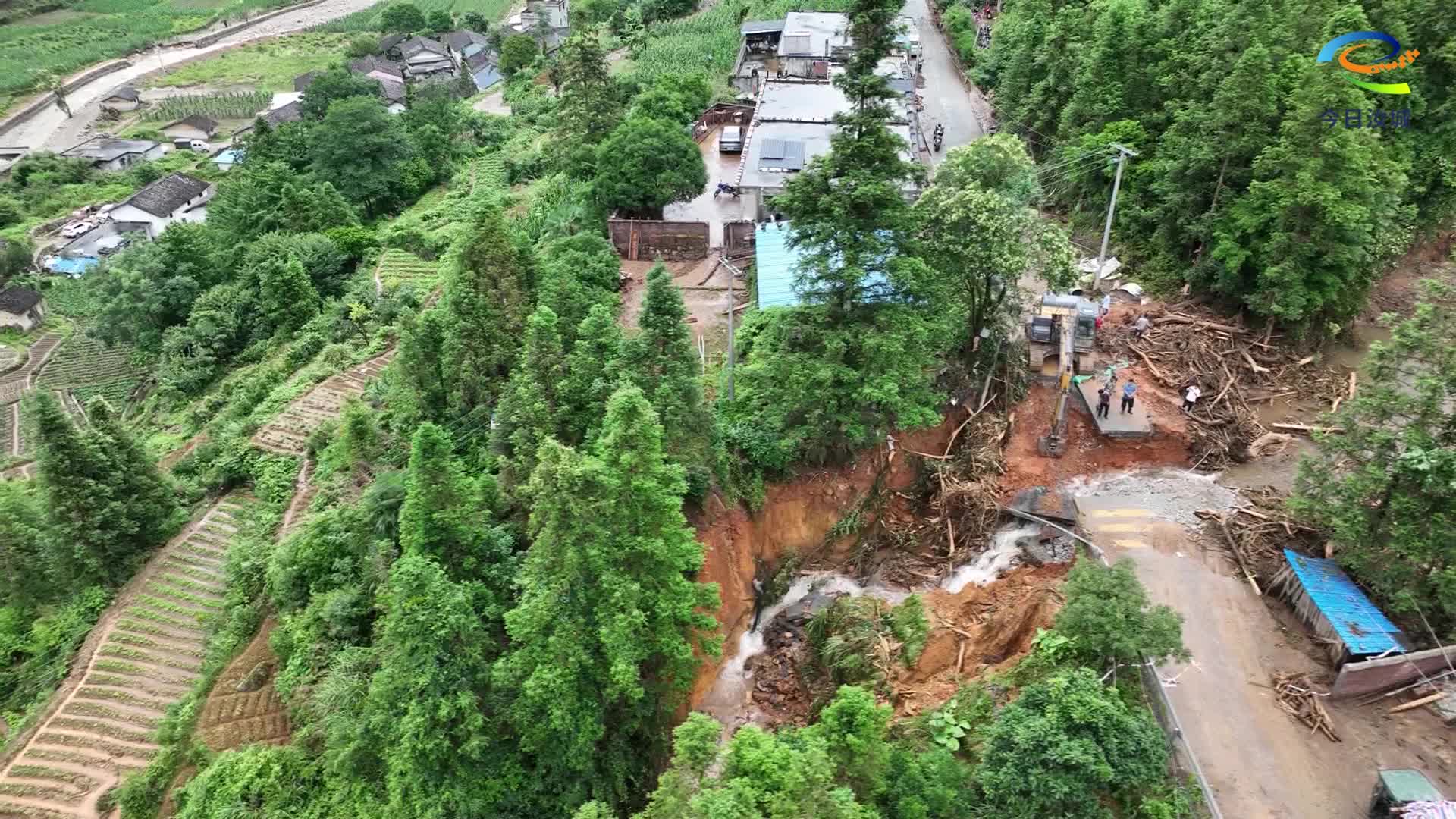 抢通道路塌方 确保道路畅通