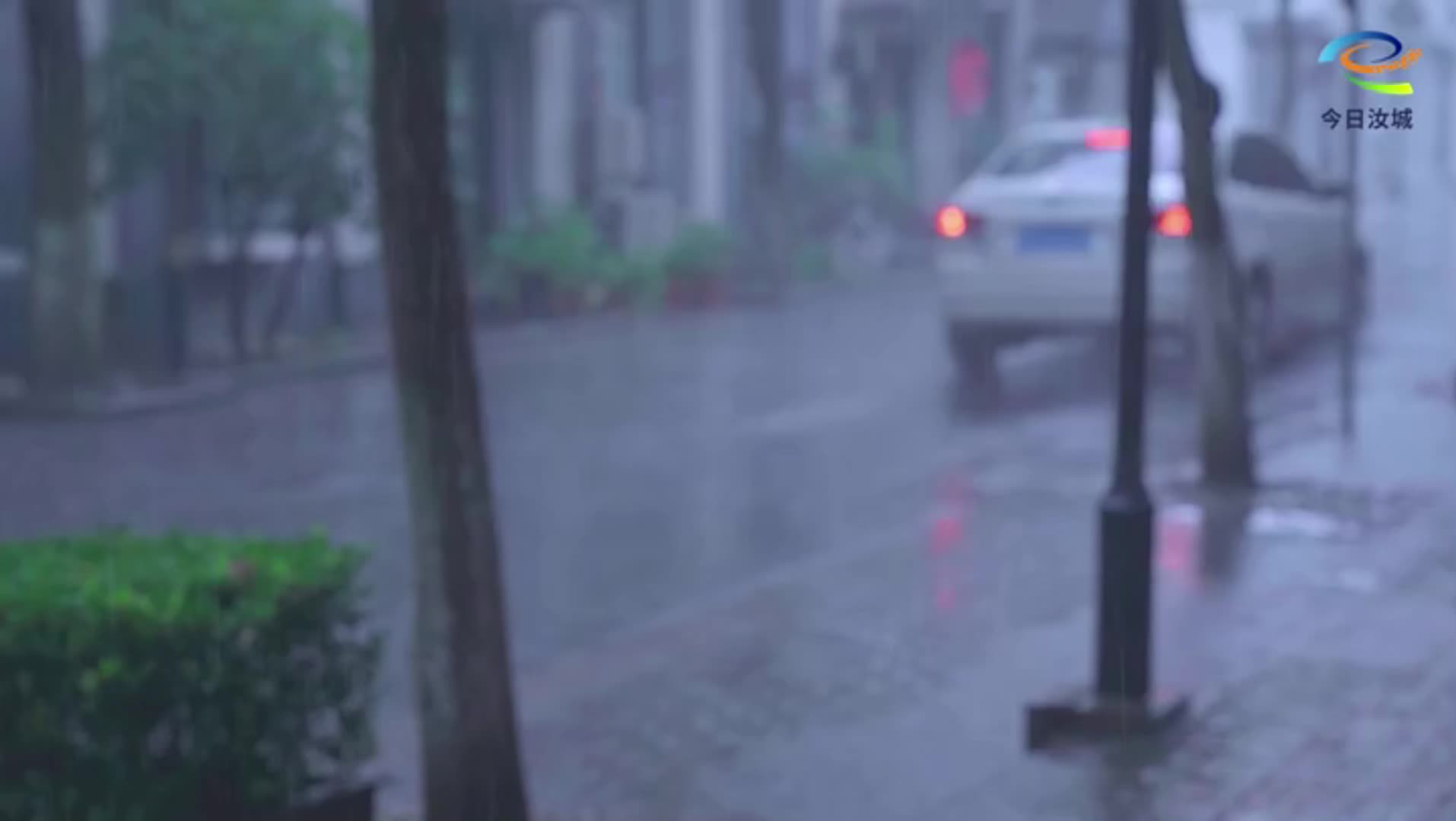 电力抢修队连夜抢修 争分夺秒恢复居民用电