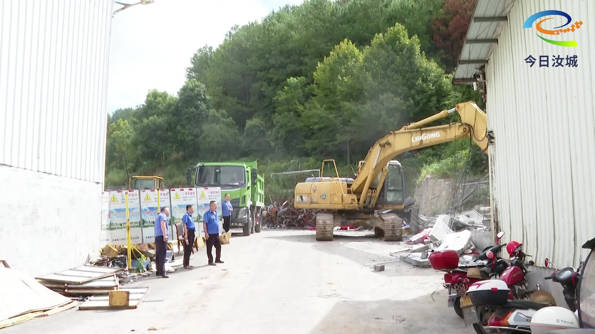 我县开展集中拆违、断电断水行动