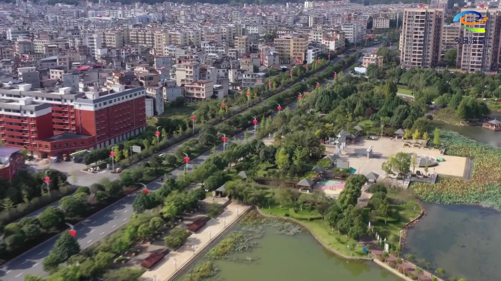 红旗飘扬迎国庆 街头巷尾中国红