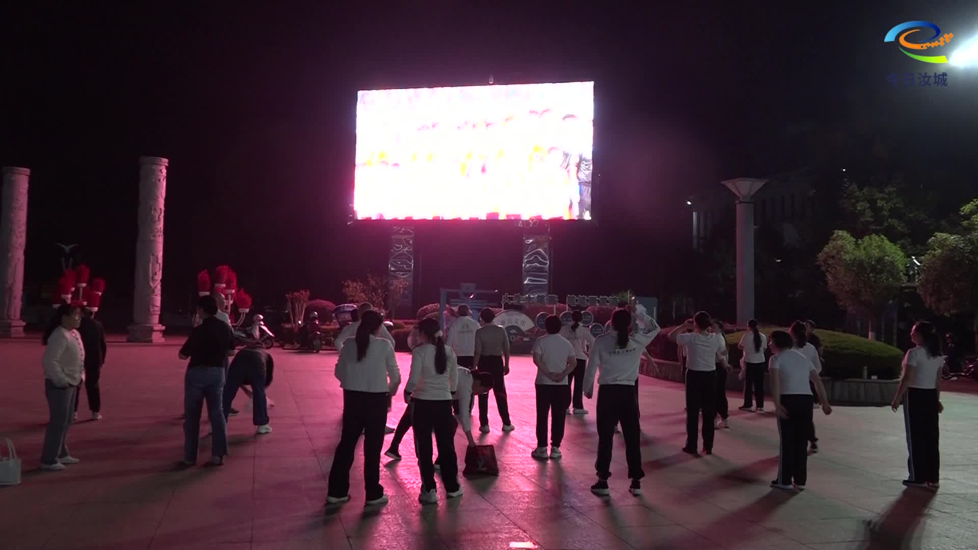 “湘超”第二现场：广场舞与绿茵激情共舞