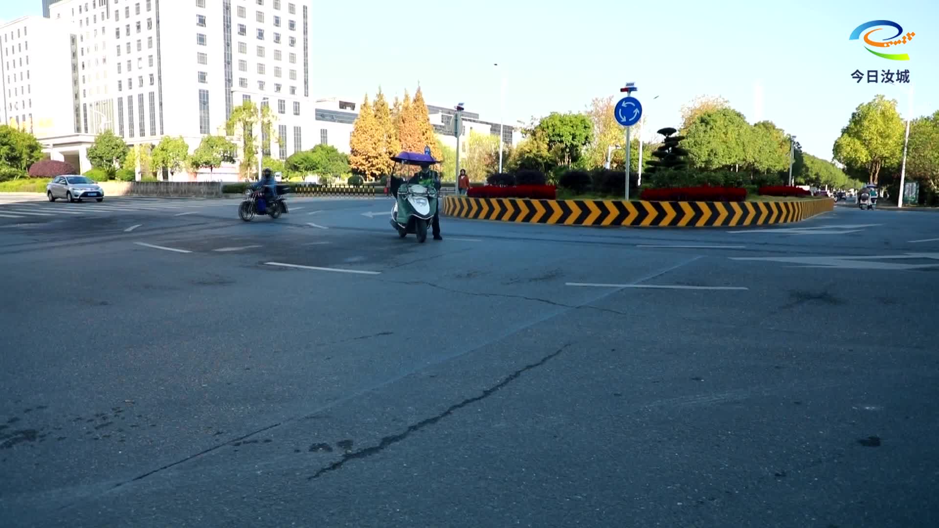 严查不戴头盔 守护出行安全