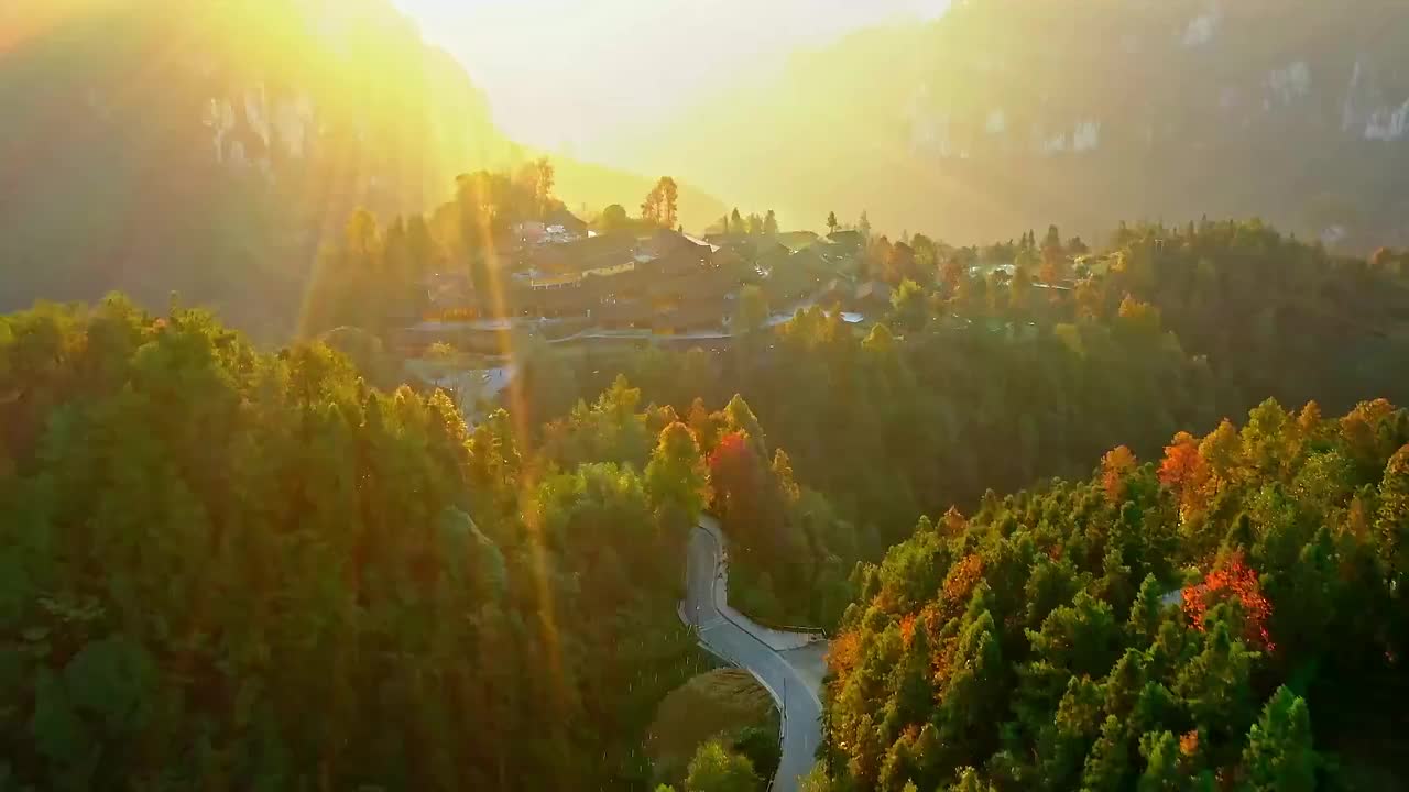辣么湖南，辣么有味！湖南形象片《辣么湖南》焕新上线！在芙蓉国里，和火辣辣的山、火辣辣的水、火辣辣的人，来一场湘遇、湘约、湘爱吧!