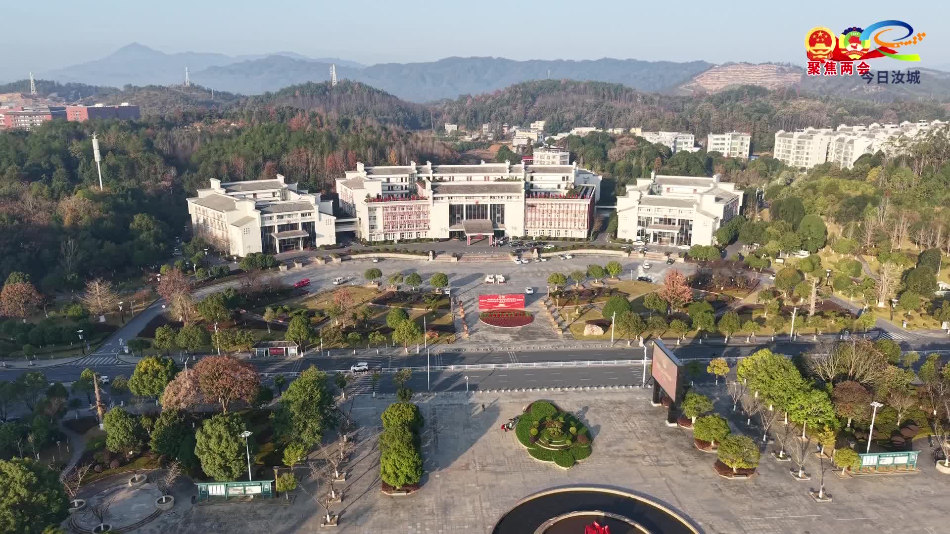 县人大代表开展会前集中视察活动