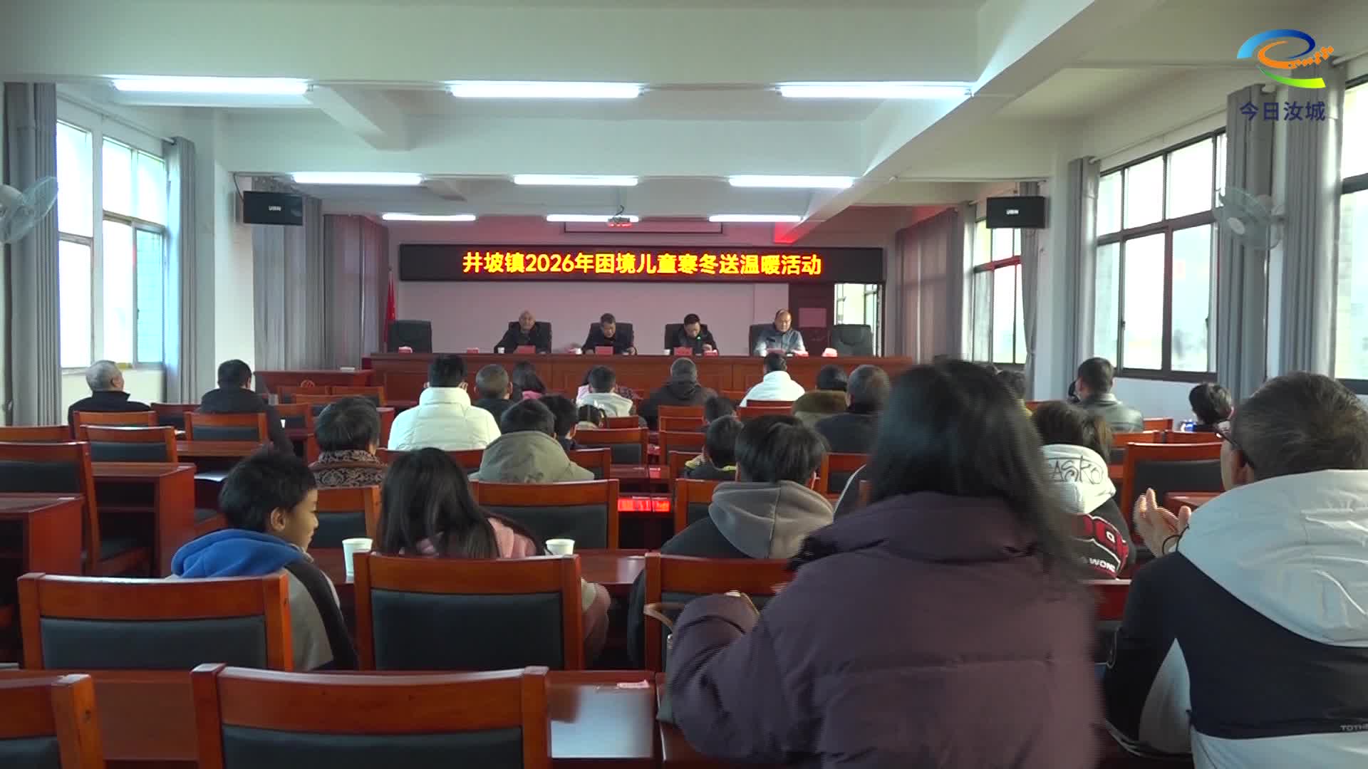 寒冬送温暖 爱心物资关怀困境儿童