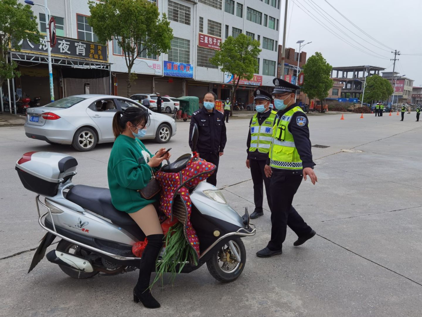 汝城交警“五大措施”护“踏青”期间路畅人安