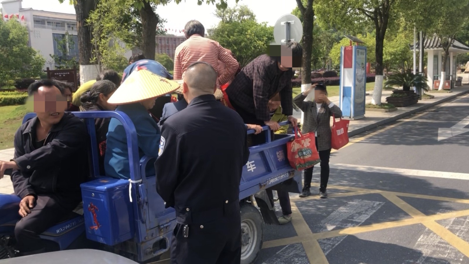 汝城交警：查处姜老板三轮车违规搭载12姜农