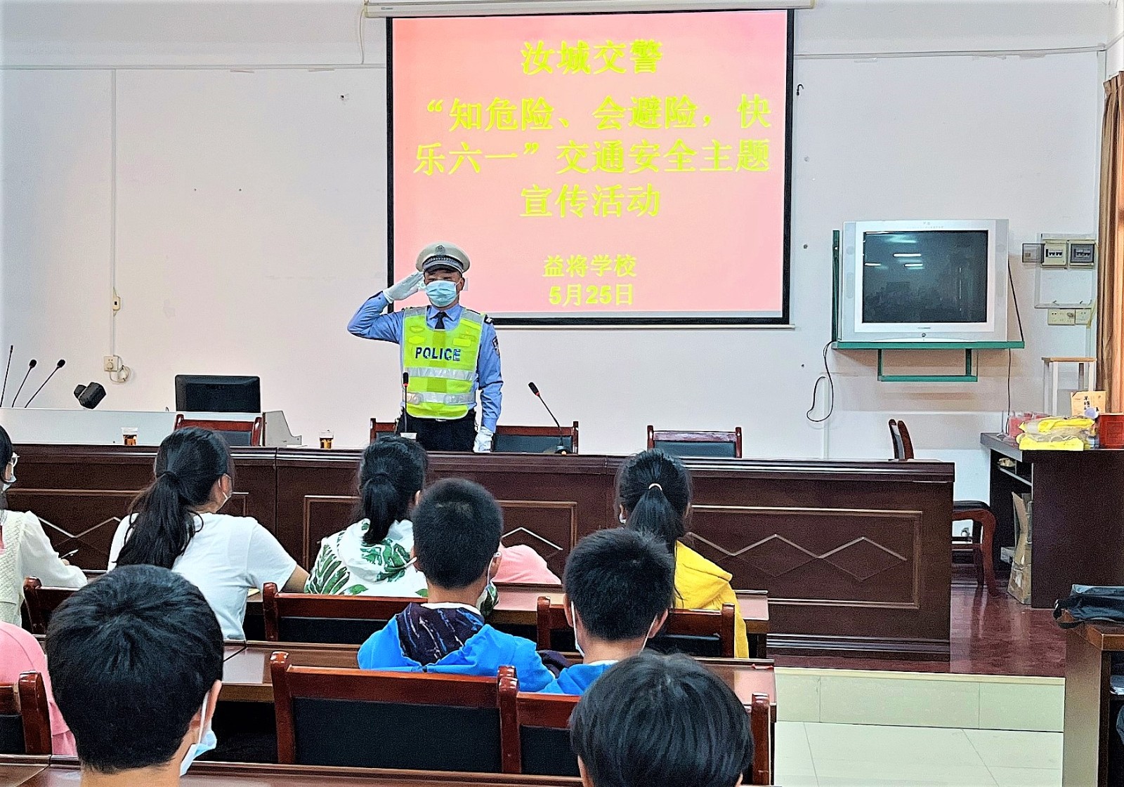 汝城交警：送上“安全”礼  平安过“六一”