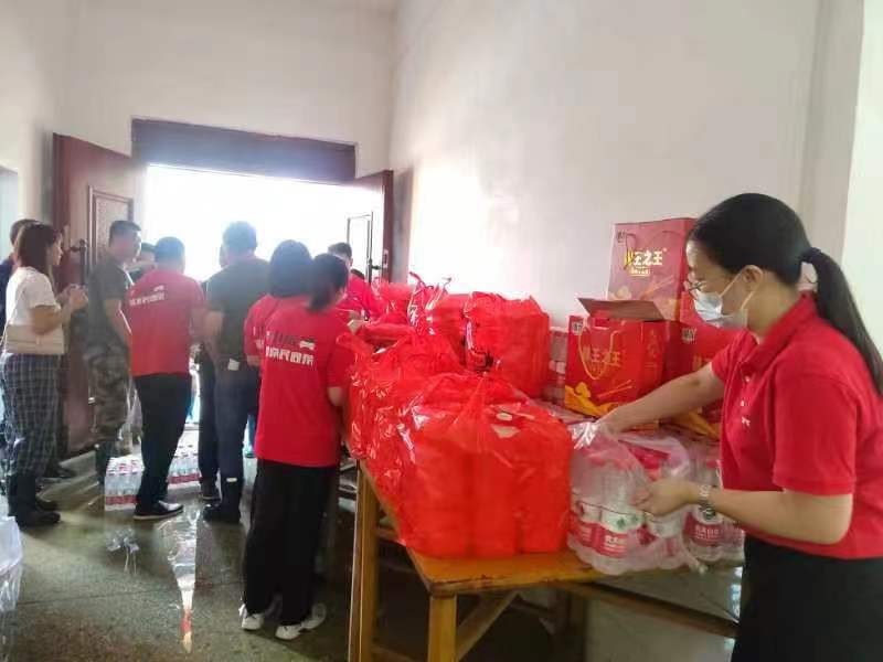 “小板凳、大善举” 为灾民送温暖