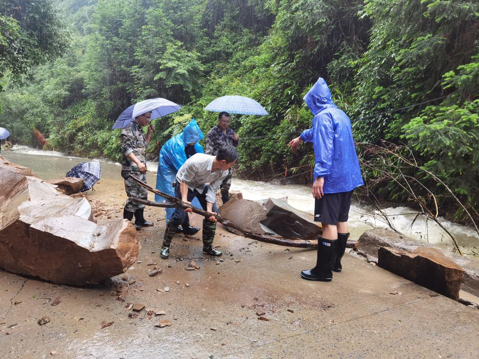 暖水镇胡水全：沾满泥土的雨靴向险而行