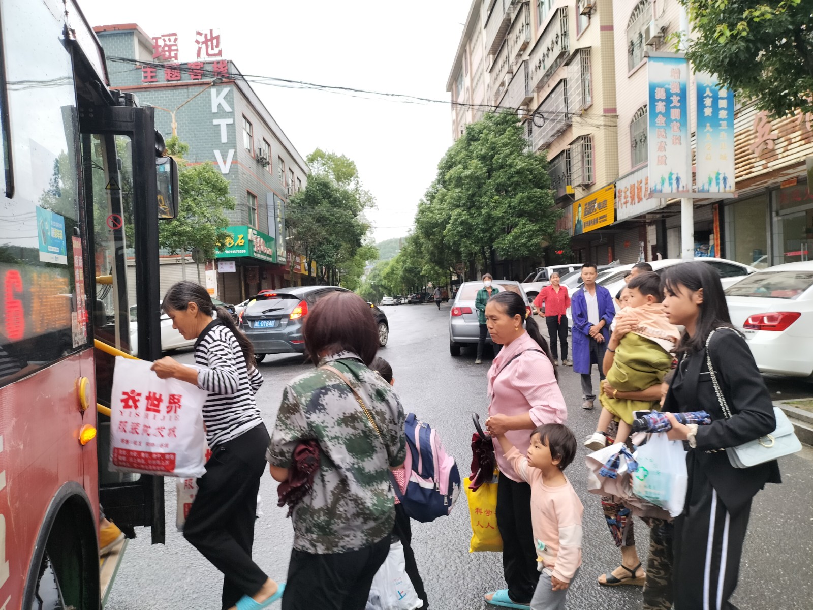 卢阳镇：心系群众，爱心送学暖人心