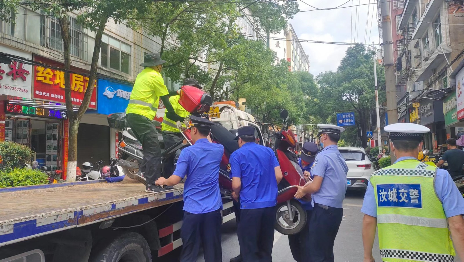 县城管局：对交通顽瘴痼疾重拳出击！整治劝导违停“摩电两车”186辆